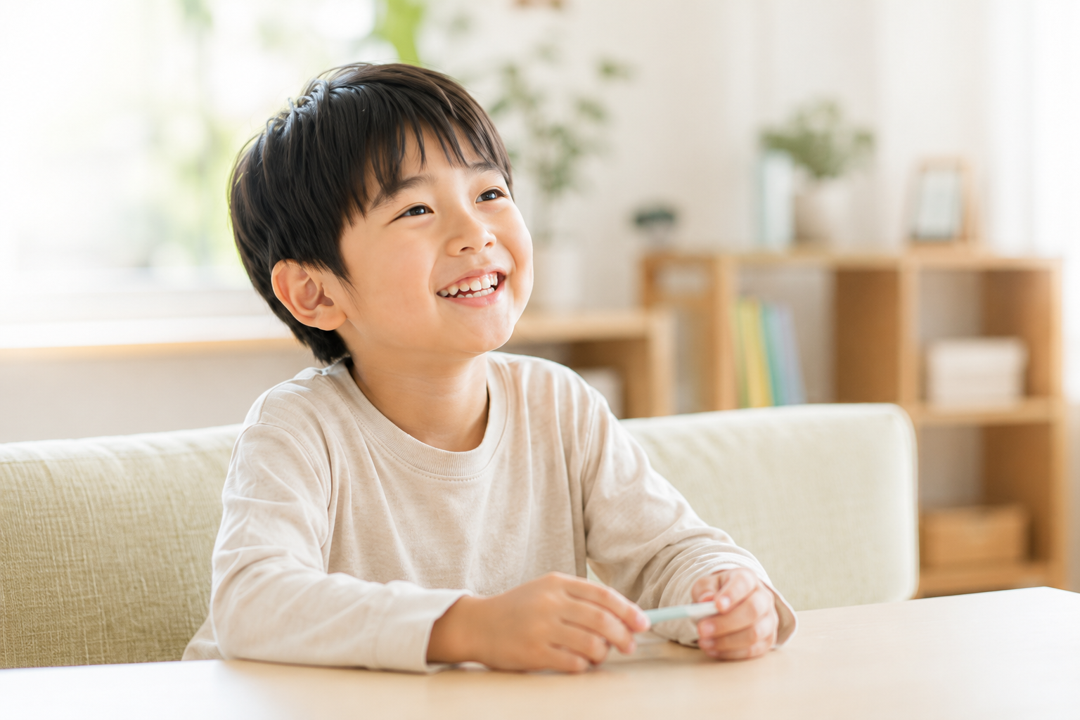 明るい室内で笑顔の子ども